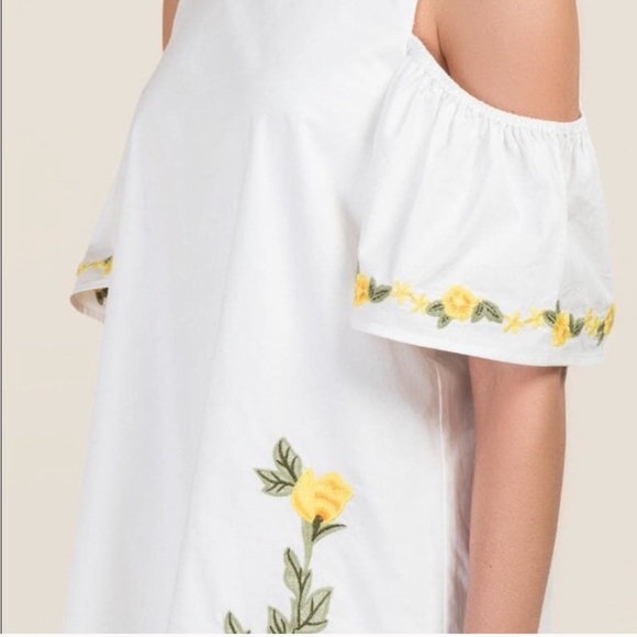 NWT Francesca’s White Cold Shoulder Shift Dress - Picture 3 of 3